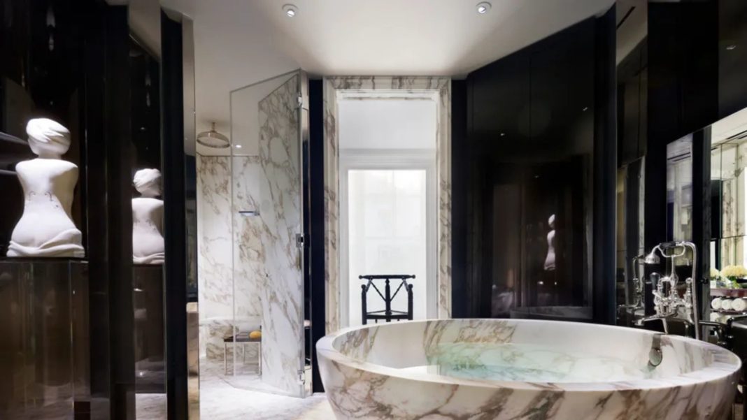 Salle de bain avec marbre italien à Paris