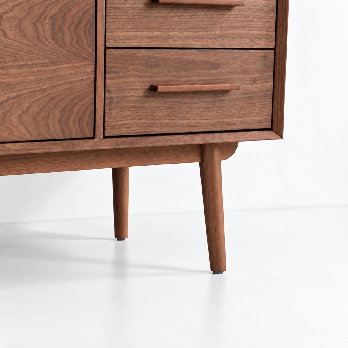 Zoom pieds meuble shelby 120