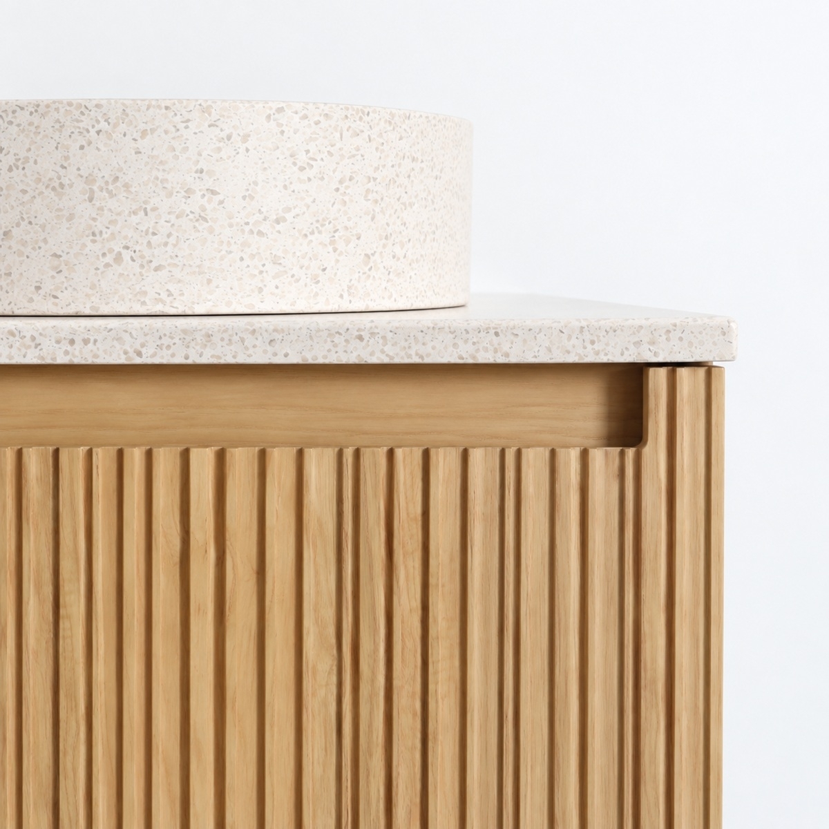 Zoom meuble sculpt 120 avec plan en terrazzo et prise de main intégrée