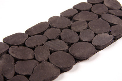 Frise de galets plats noirs brillants