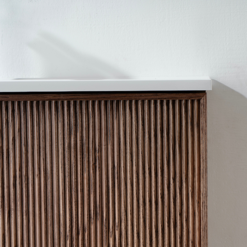 Dubbele wastafel in de badkamer, wandcloset 