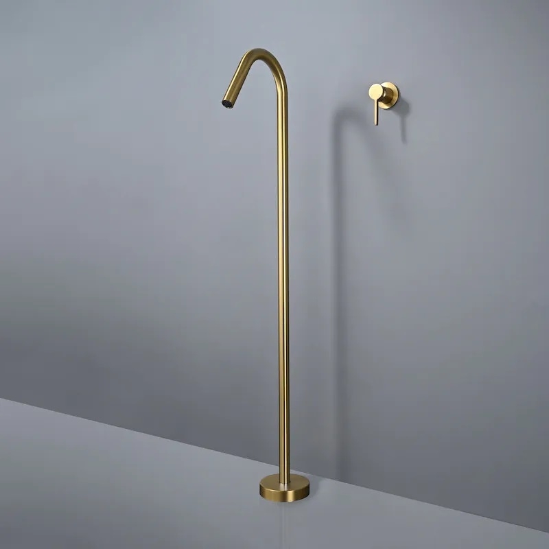 Mitigeur au sol doré brossé